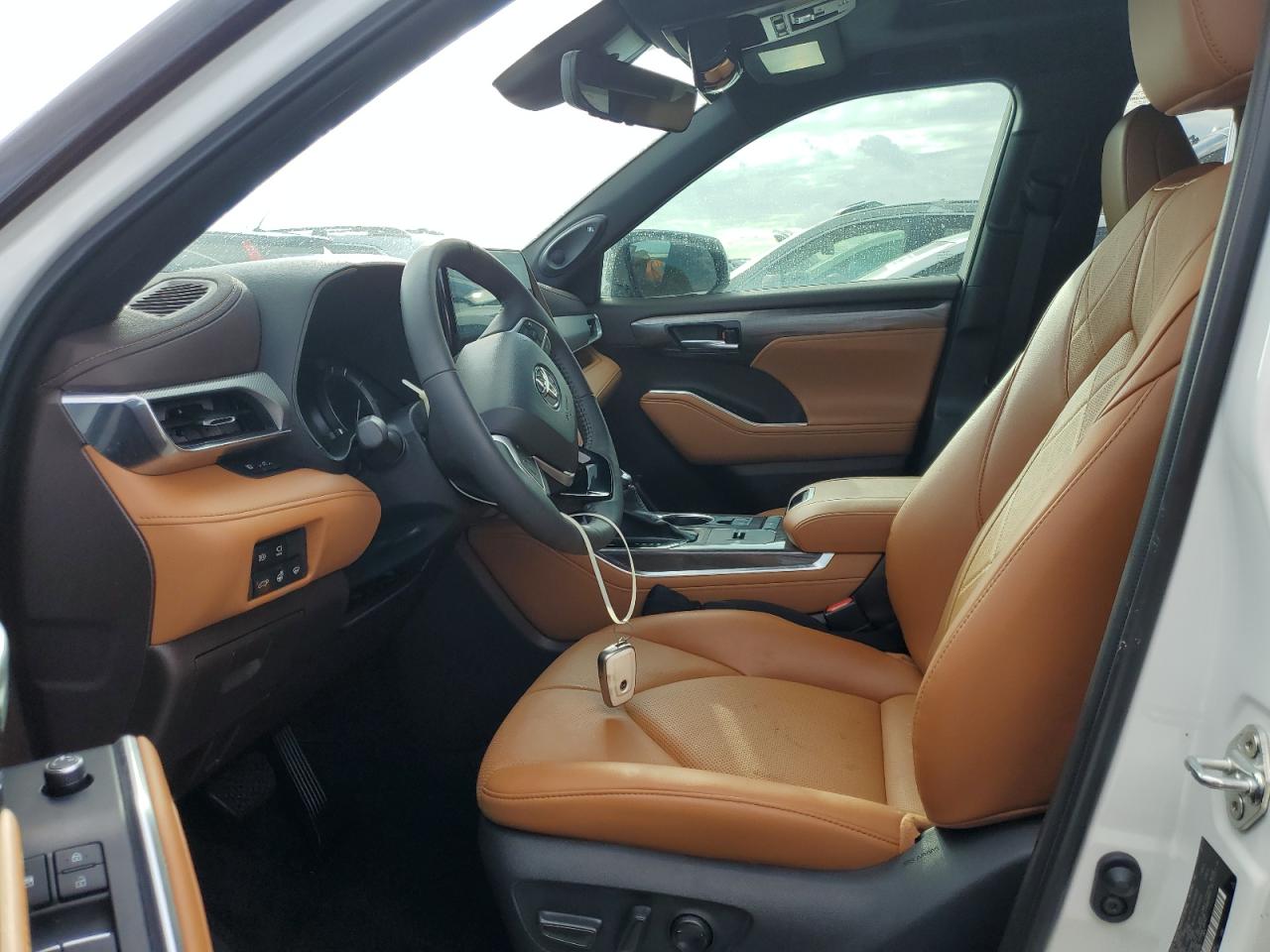 2022 Toyota Highlander - Image 7