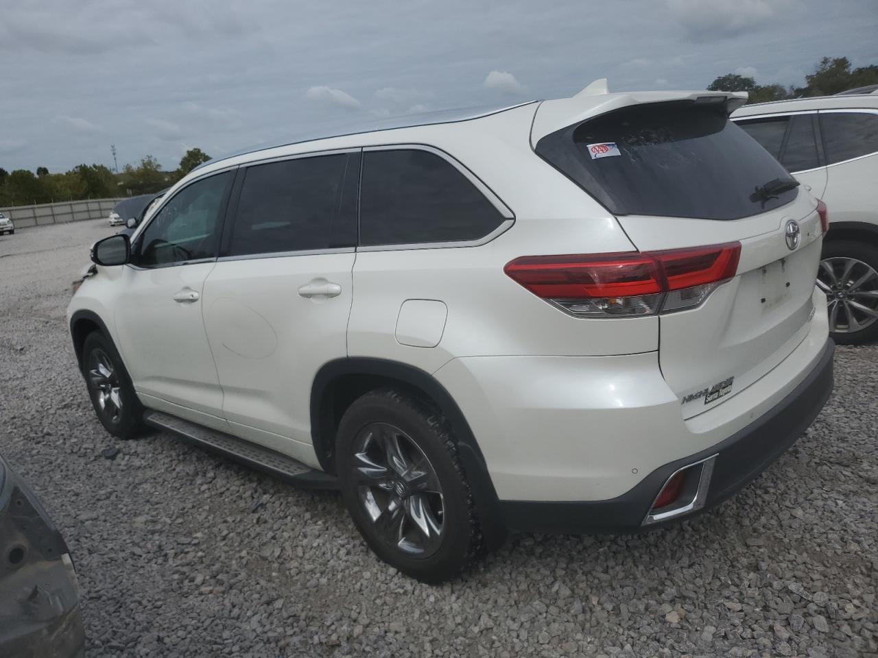 5TDDZRFHXHS416915 2017 TOYOTA HIGHLANDER - Image 2