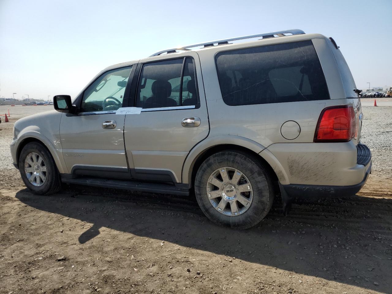 2004 Lincoln Navigator - Image 2