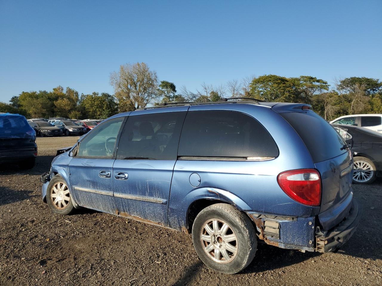 2007 Chrysler Town & Country - Image 2