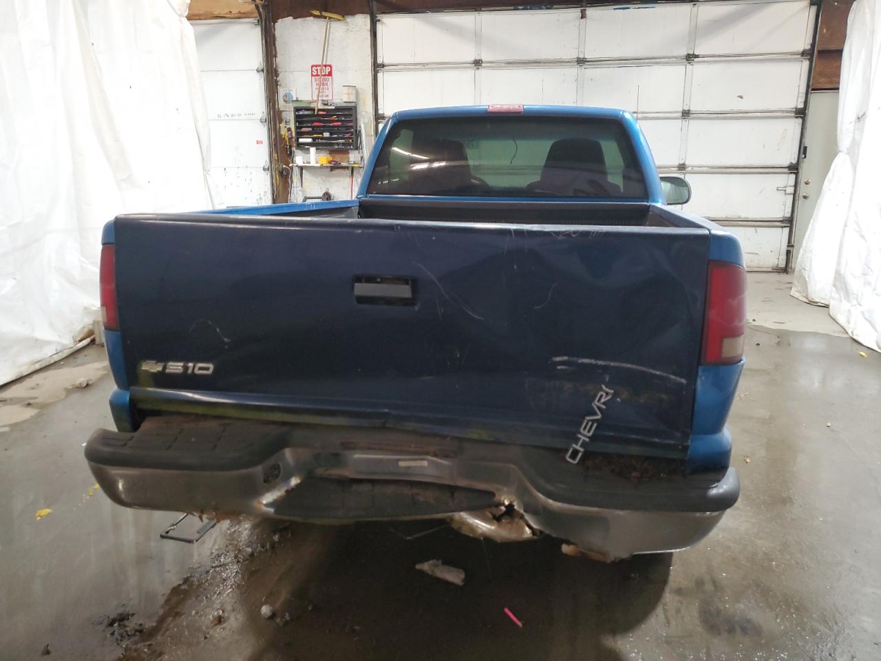 2000 Chevrolet S-10 Pickup - Image 10