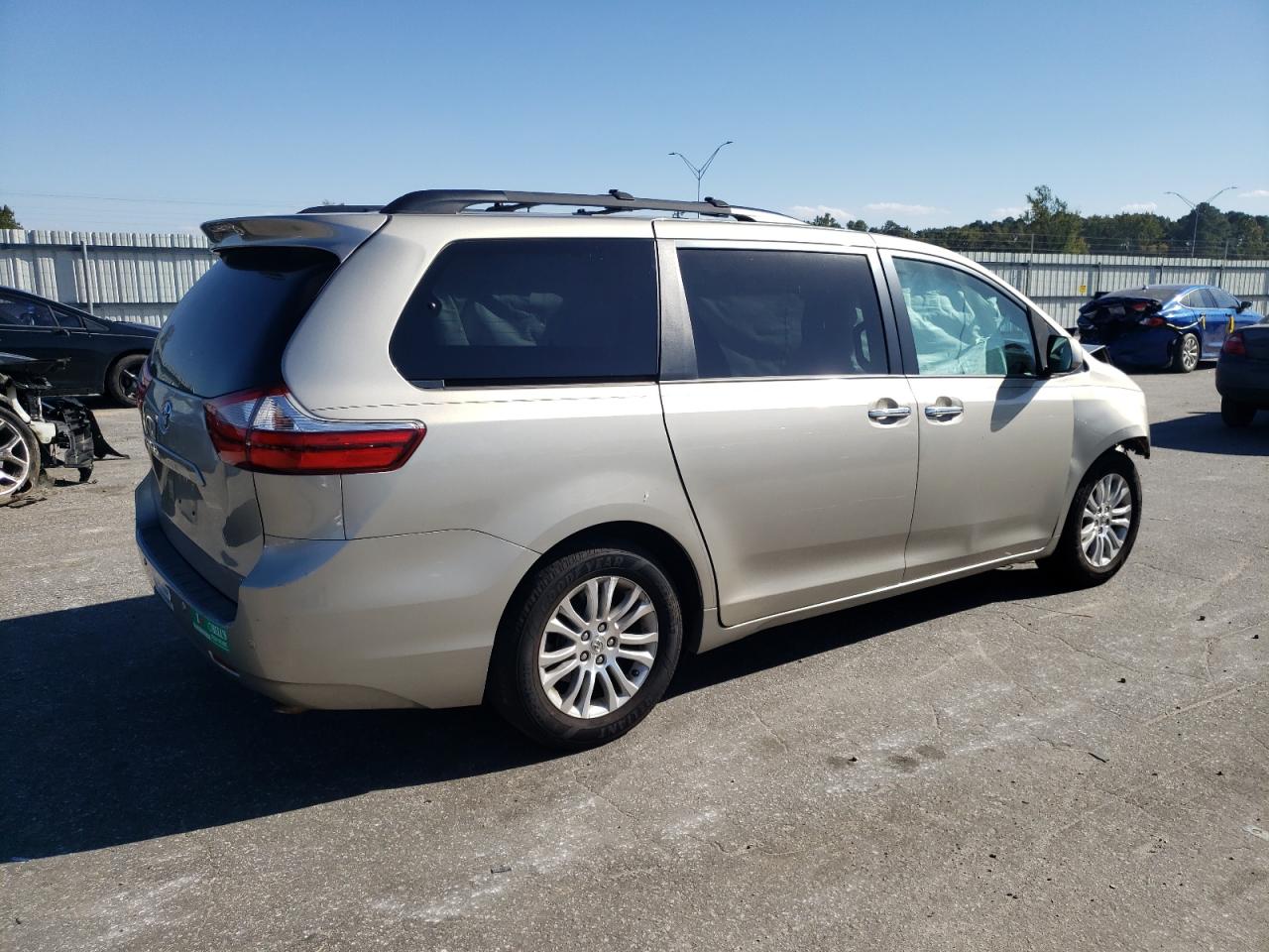 2015 Toyota Sienna - Image 3