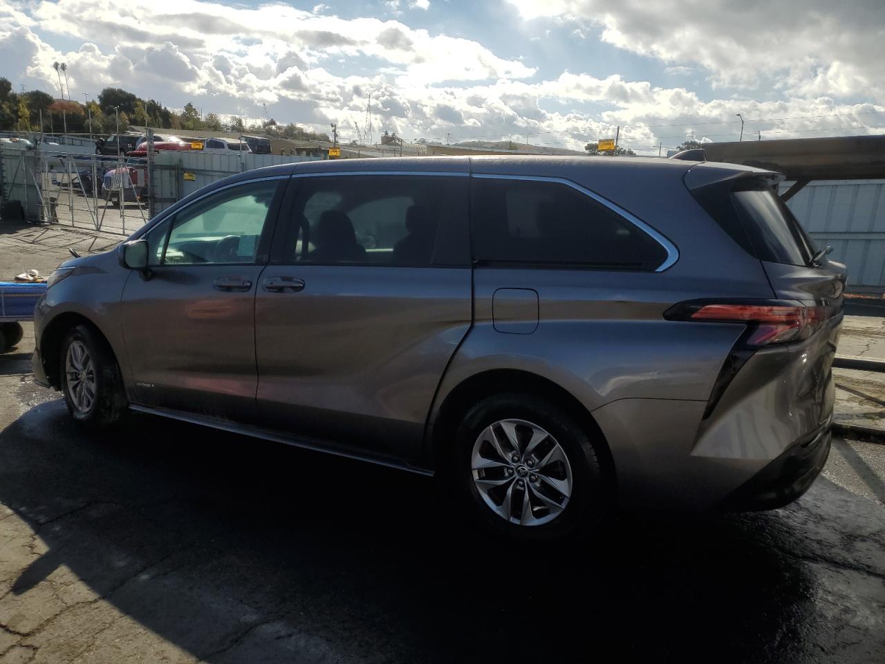 2021 Toyota Sienna - Image 2