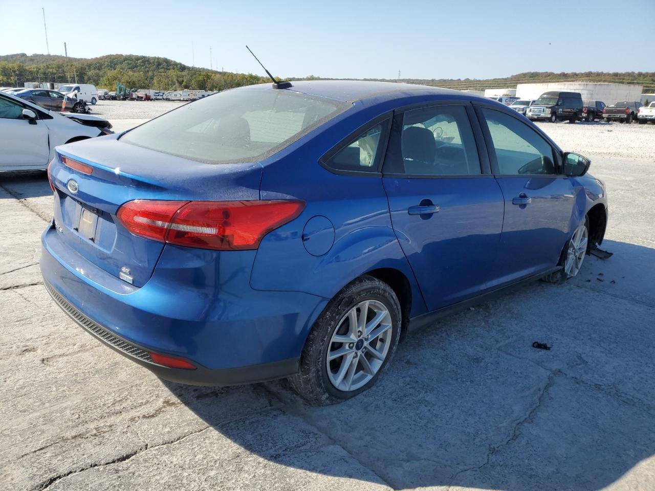 VIN 1FADP3F25JL311341 2018 FORD FOCUS no.3