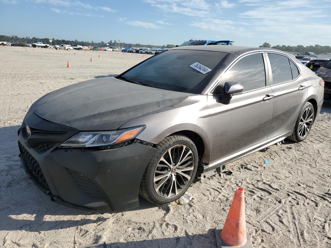 VIN 4T1B11HKXJU580266 2018 TOYOTA CAMRY no.1