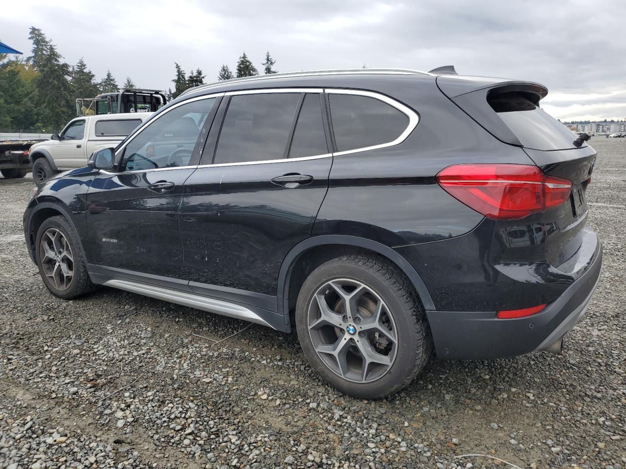 VIN WBXHU7C37H5H34130 2017 BMW X1 no.2