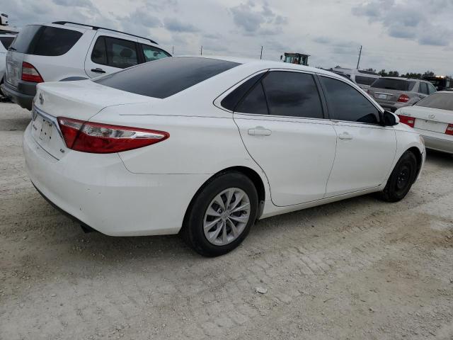  TOYOTA CAMRY 2015 Белый