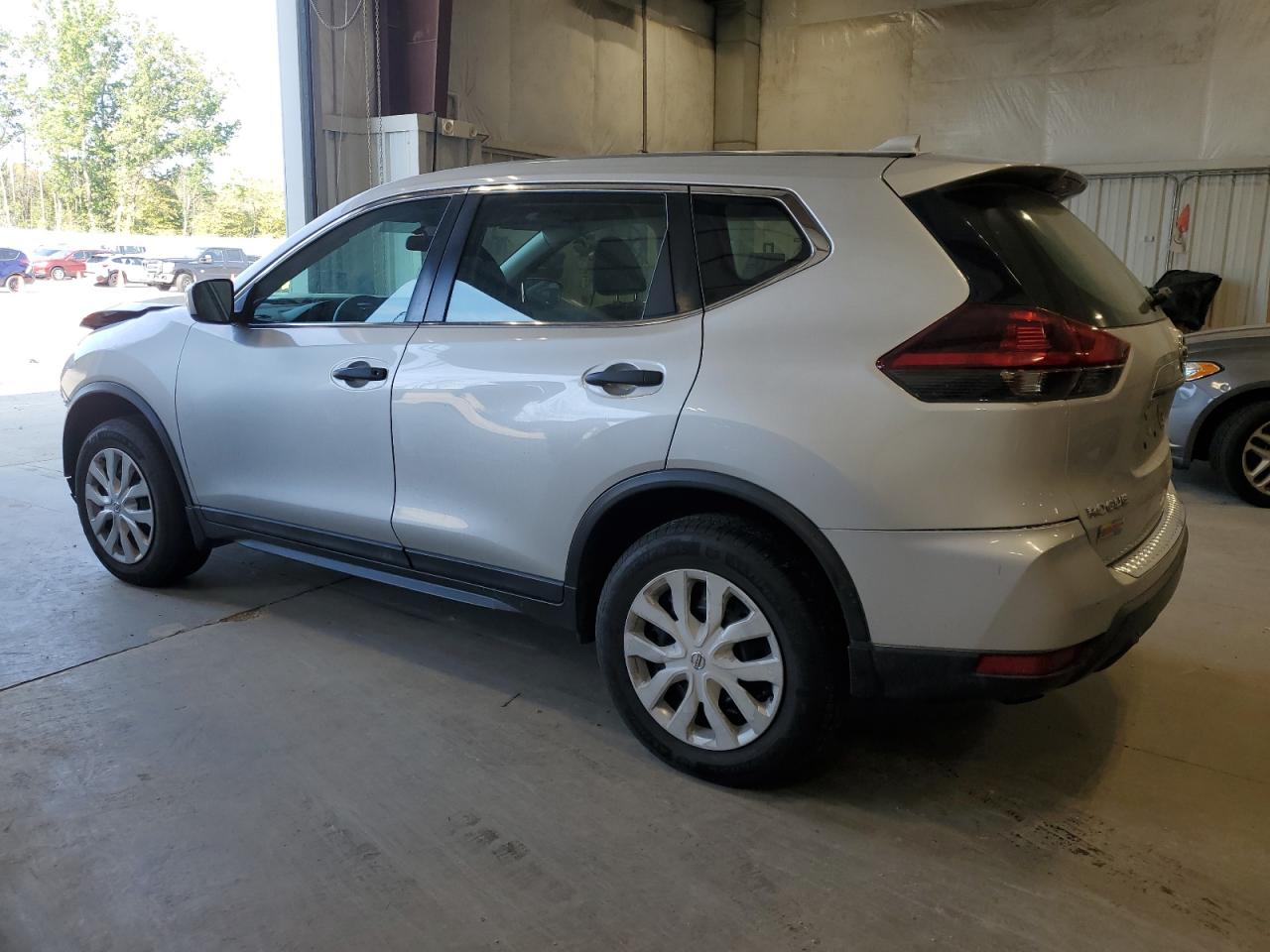 5N1AT2MV2JC755613 2018 NISSAN ROGUE - Image 2