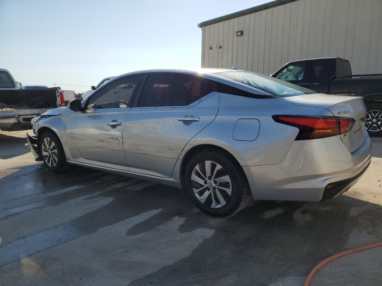 2020 Nissan Altima - Image 2