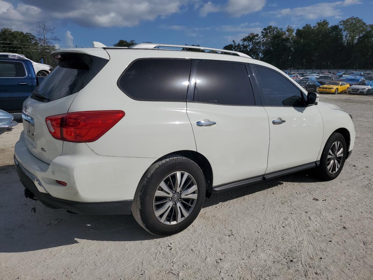 2019 Nissan Pathfinder - Image 3