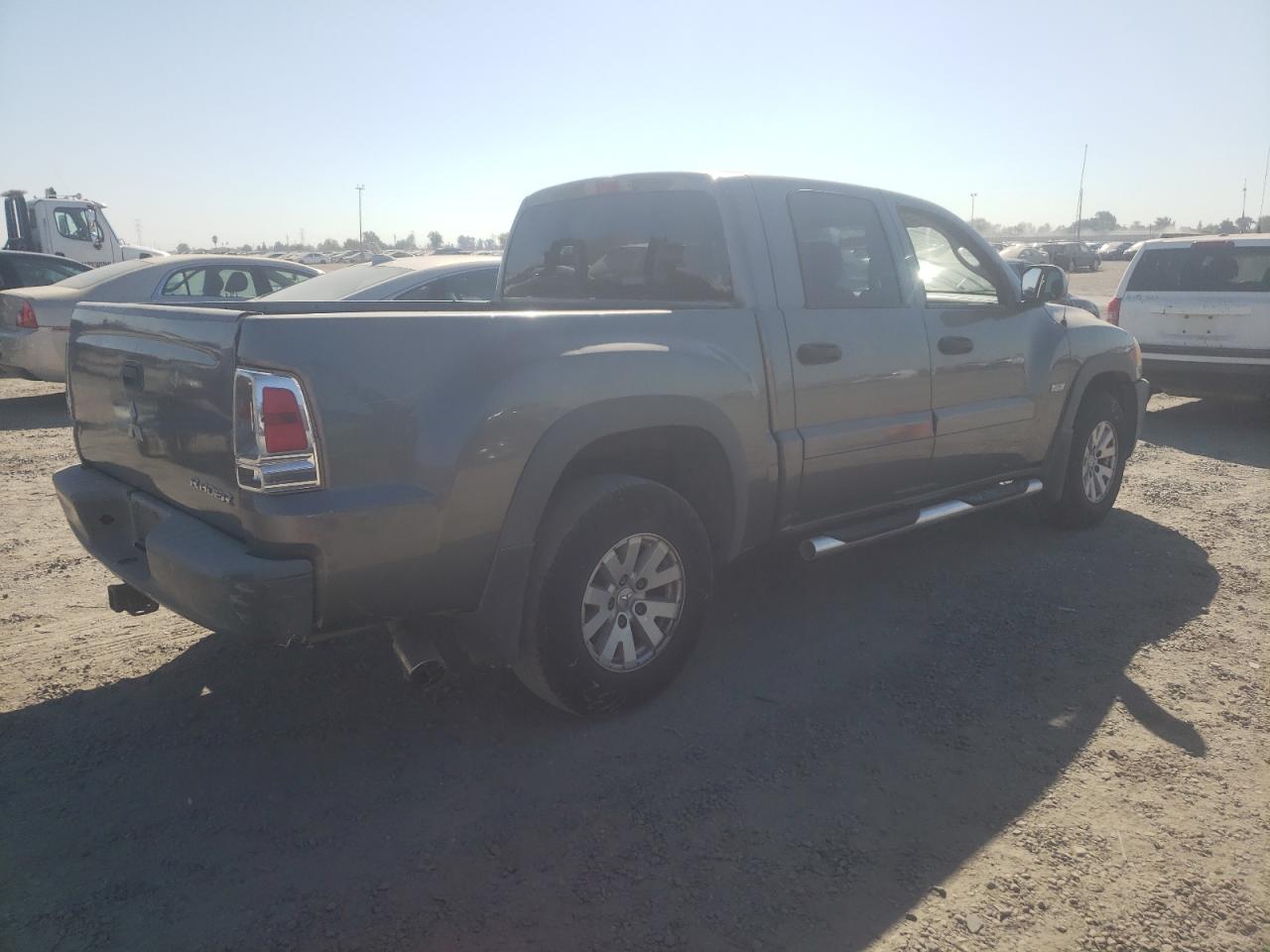 2006 Mitsubishi Raider - Image 3