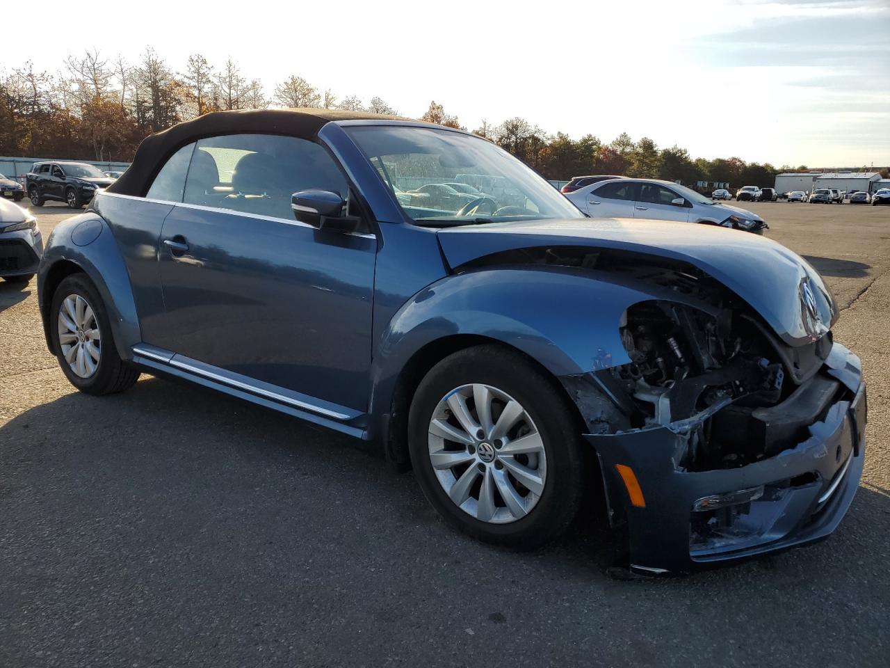 2018 Volkswagen Beetle - Image 4