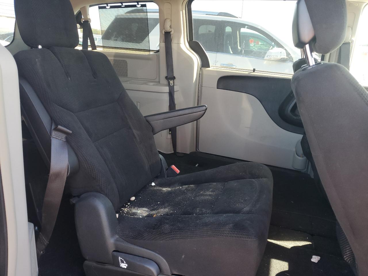 2016 Chrysler Town & Country - Image 11