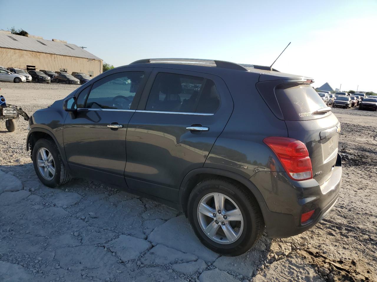 KL7CJLSB9JB626370 2018 CHEVROLET TRAX - Image 2