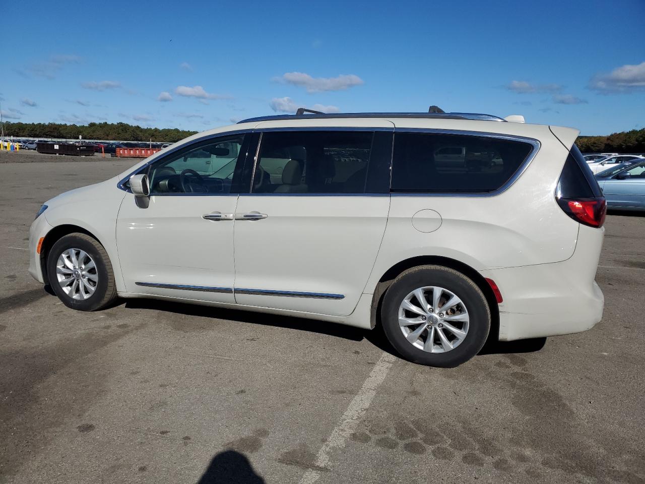 2019 Chrysler Pacifica - Image 2