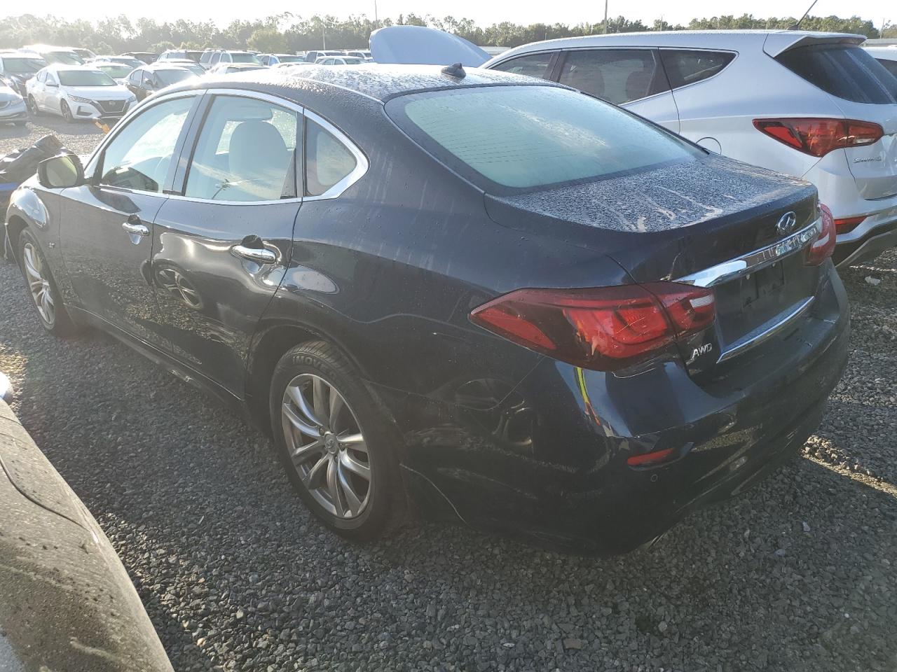 2015 Infiniti Q70 - Image 2
