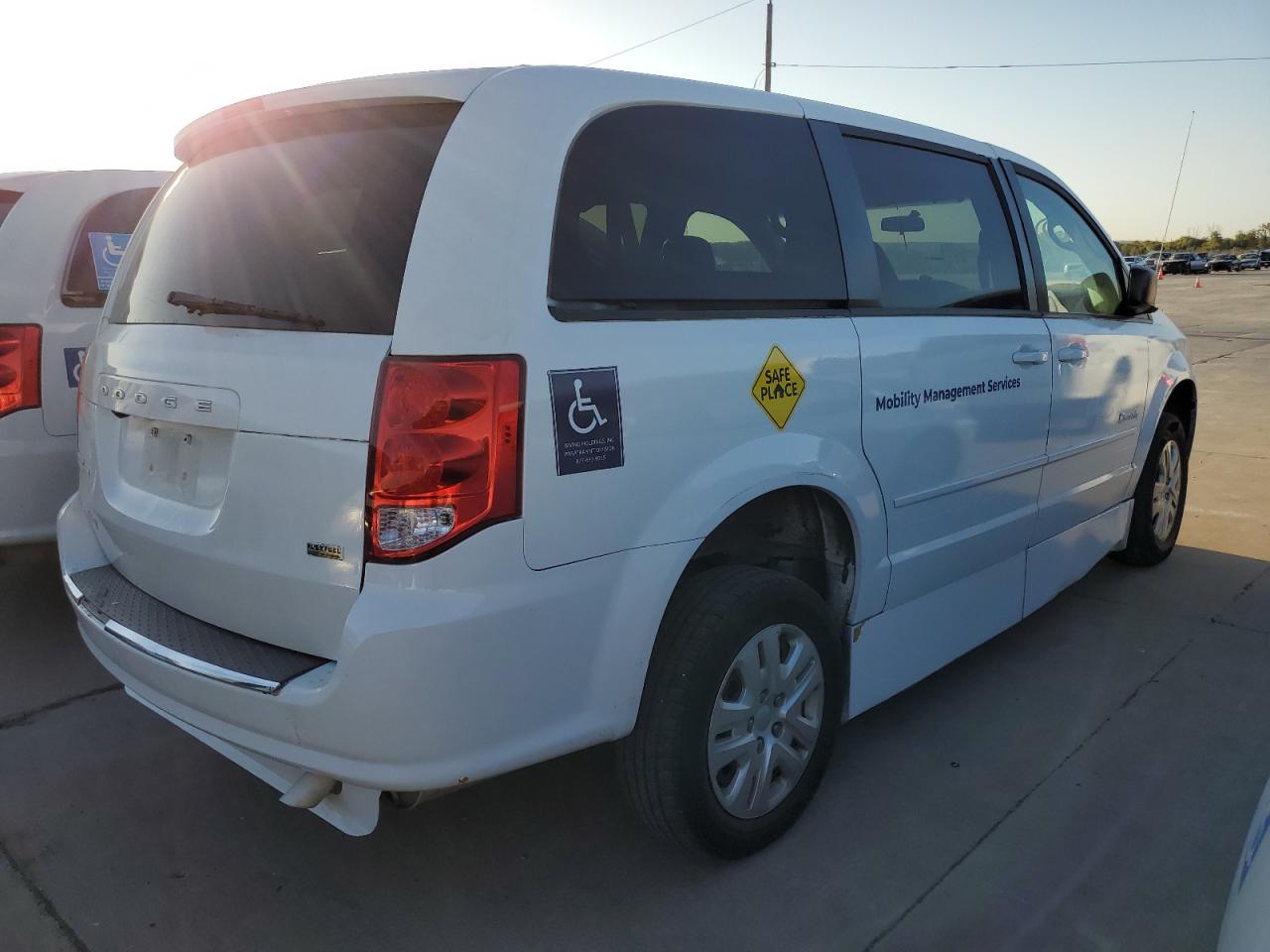 2017 Dodge Caravan - Image 3