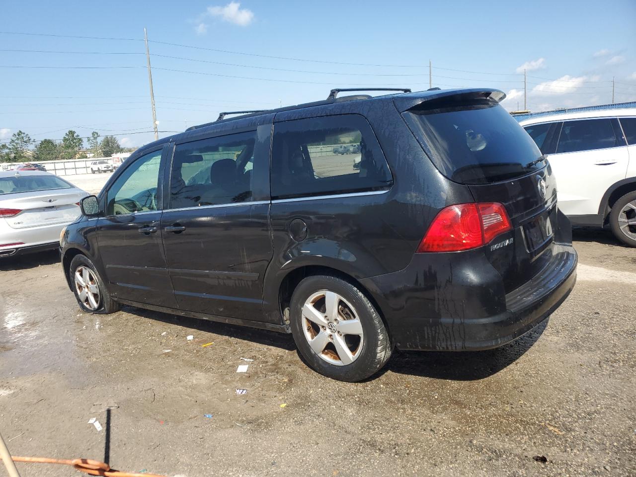2011 Volkswagen Routan - Image 2