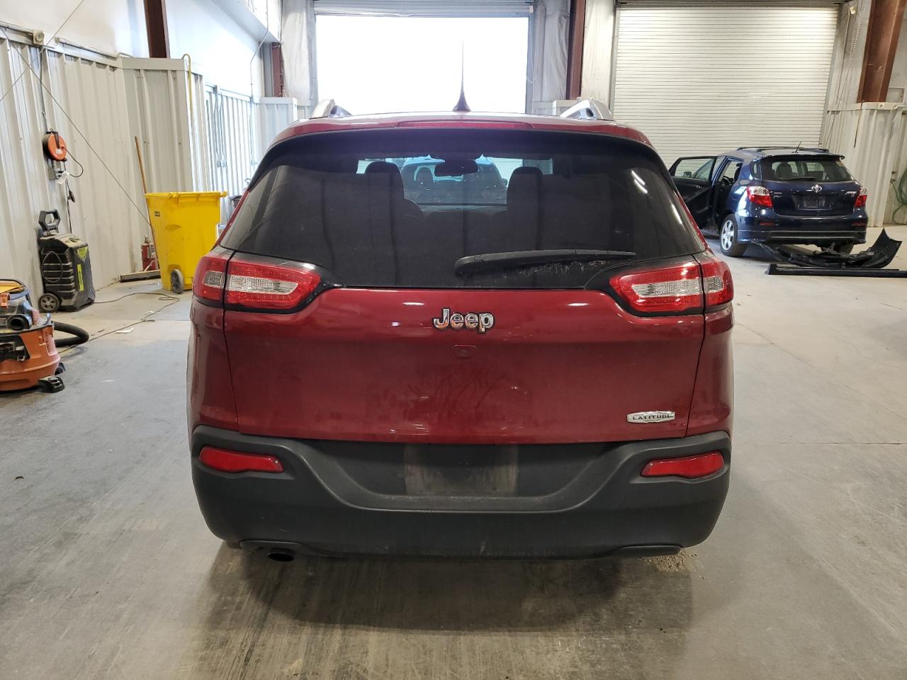 2015 Jeep Cherokee Latitude VIN: 1C4PJLCBXFW690923 Lot: 77214564