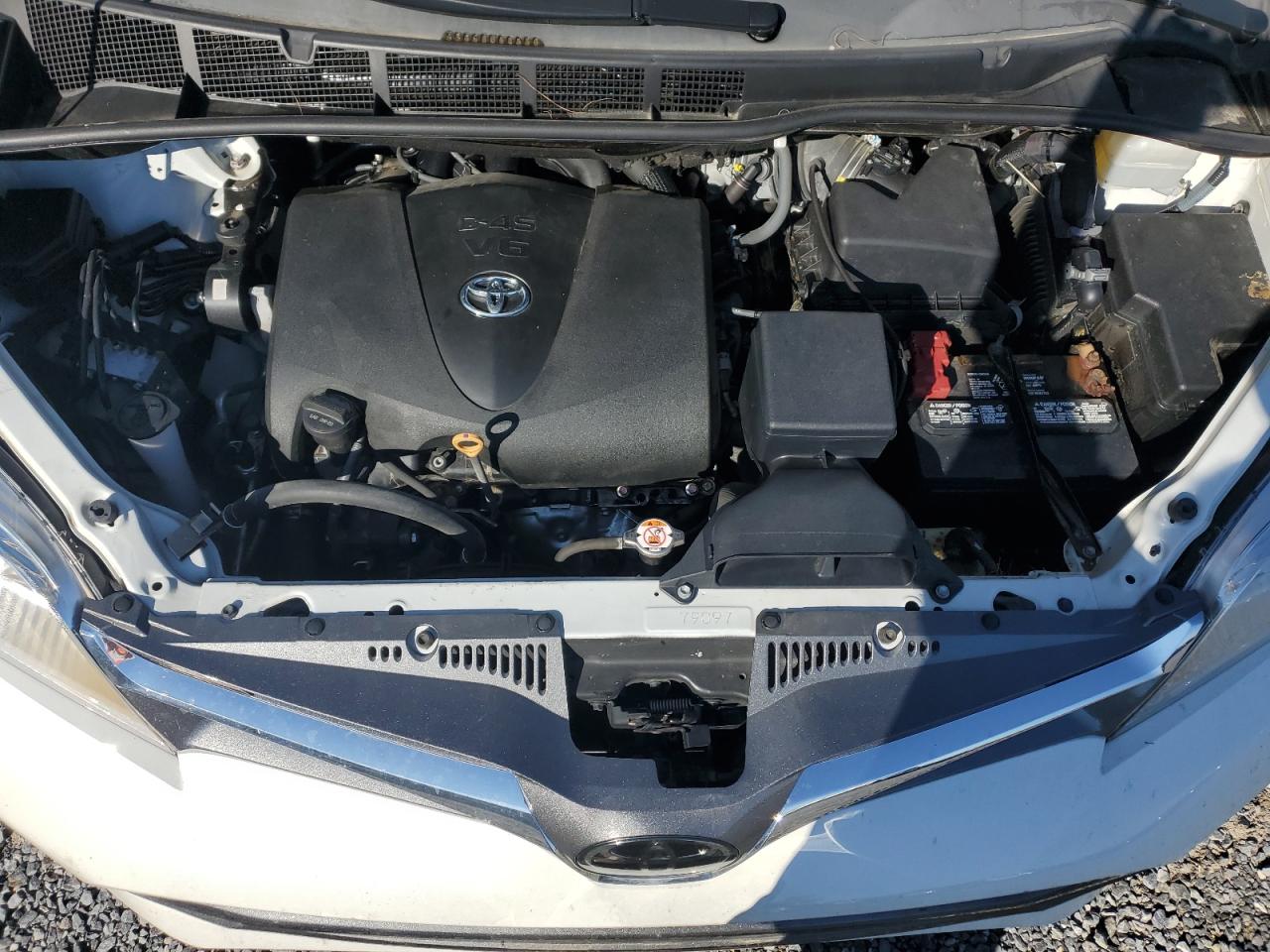 2020 Toyota Sienna - Image 12