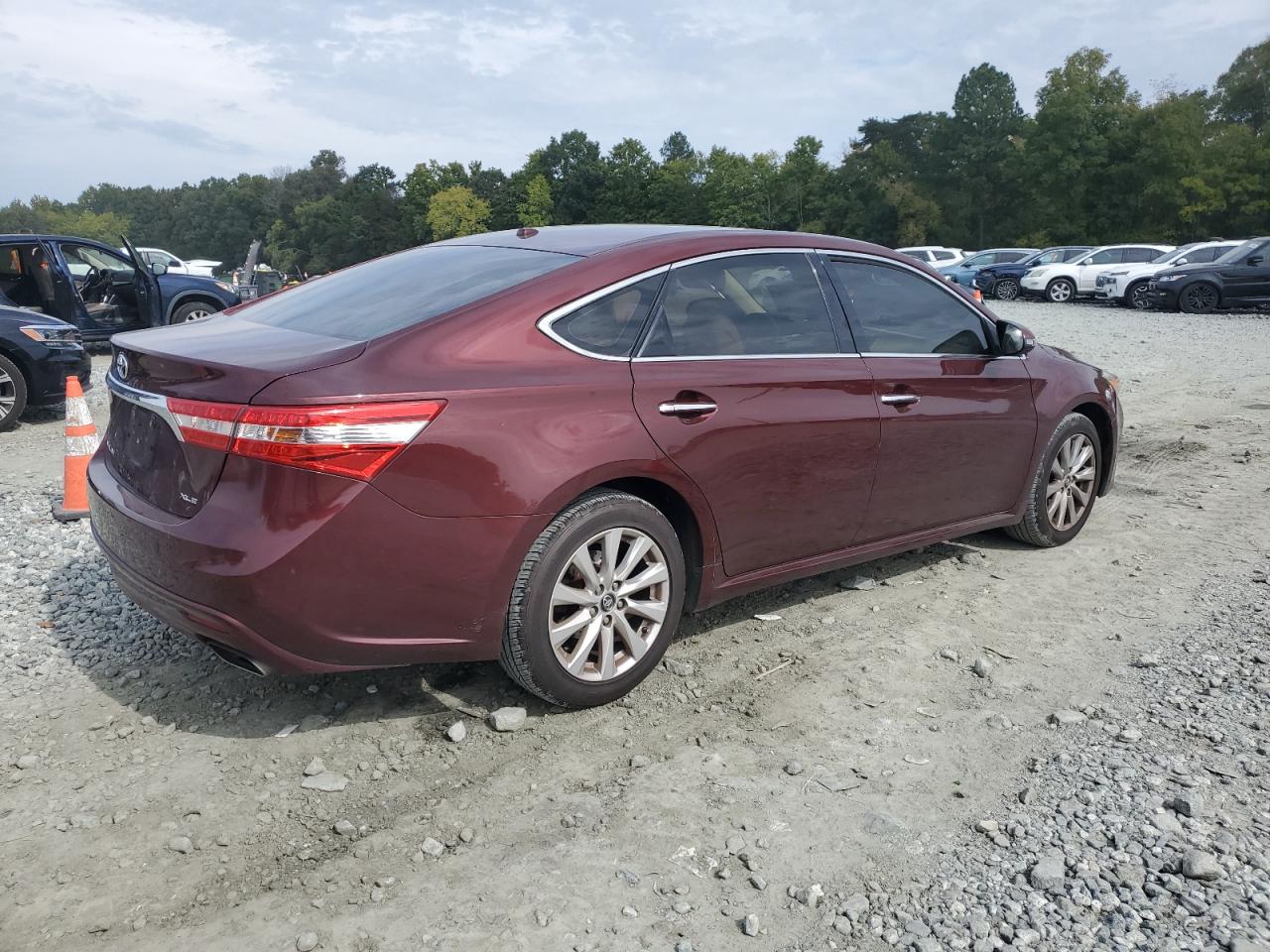 2015 Toyota Avalon - Image 3