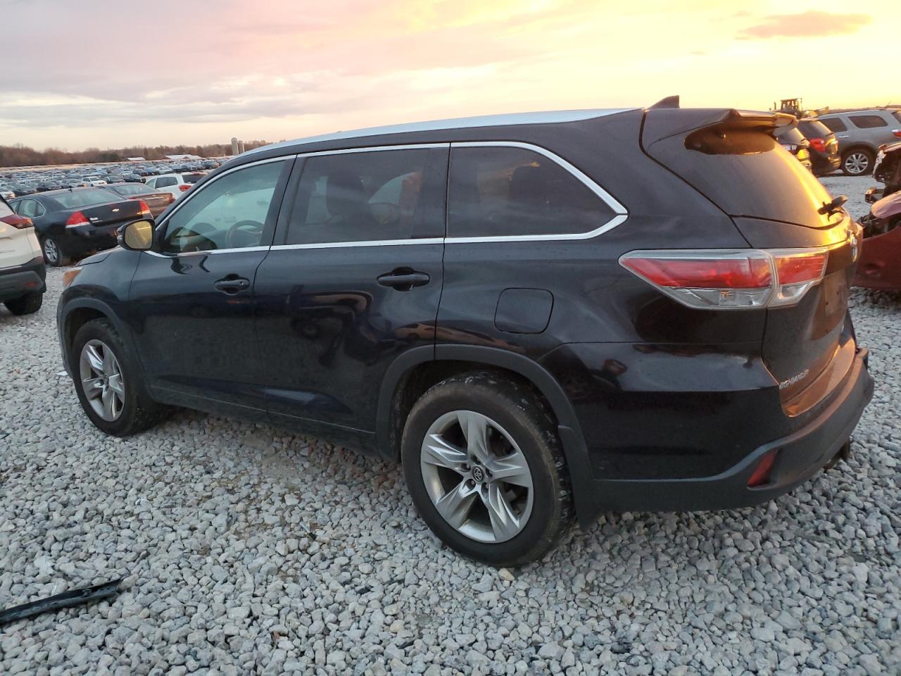 2016 Toyota Highlander - Image 2
