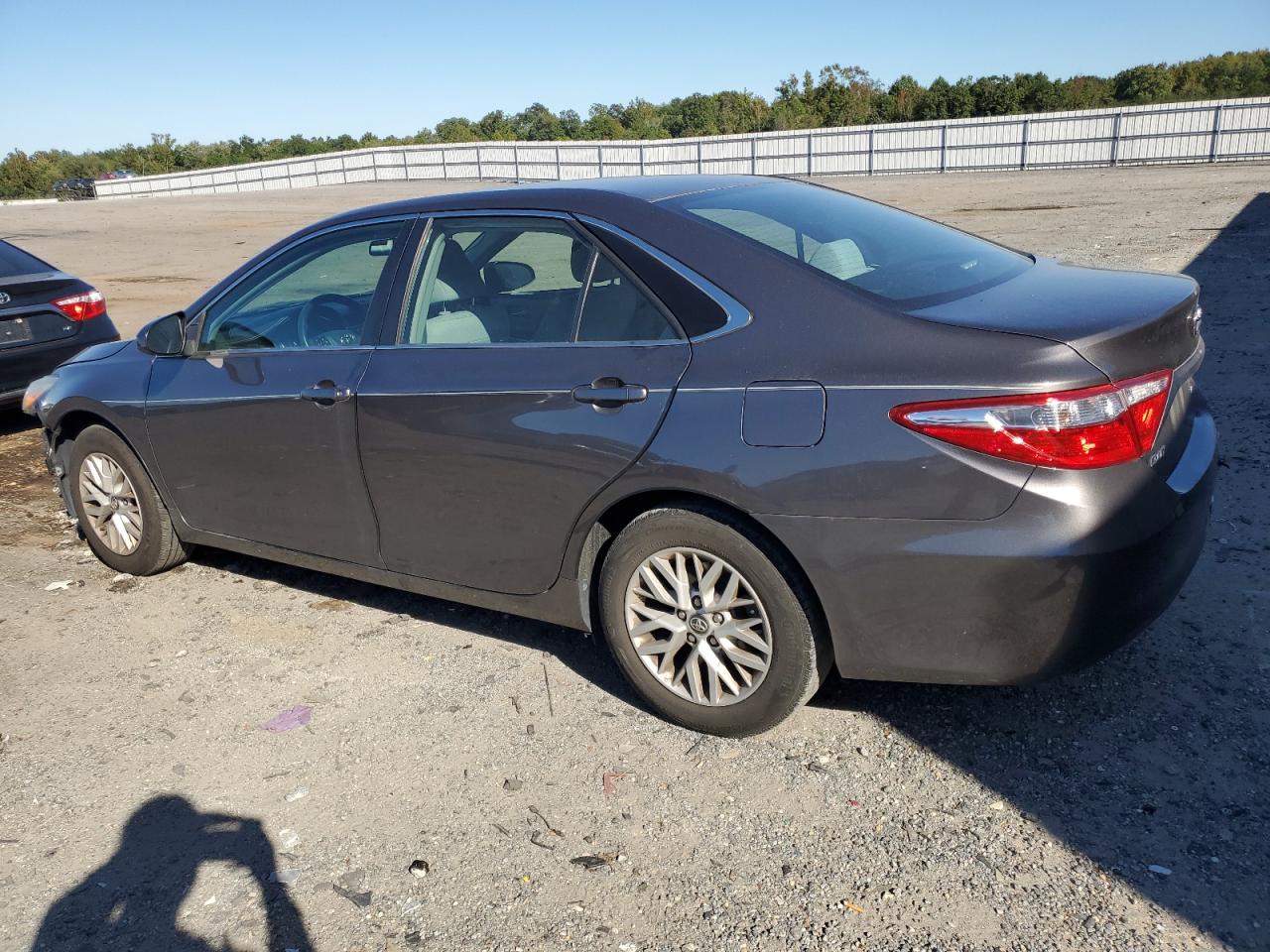 4T1BF1FK8GU245925 2016 TOYOTA CAMRY - Image 2