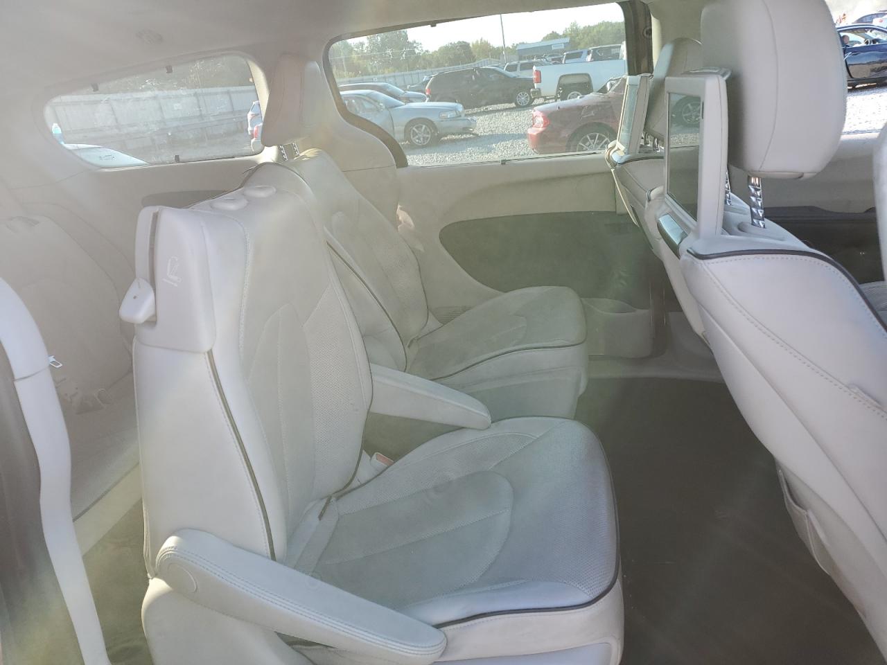 2017 Chrysler Pacifica - Image 12