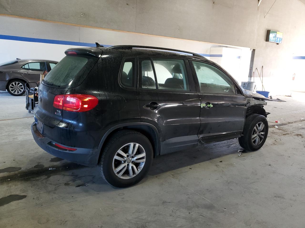 2017 Volkswagen Tiguan - Image 3