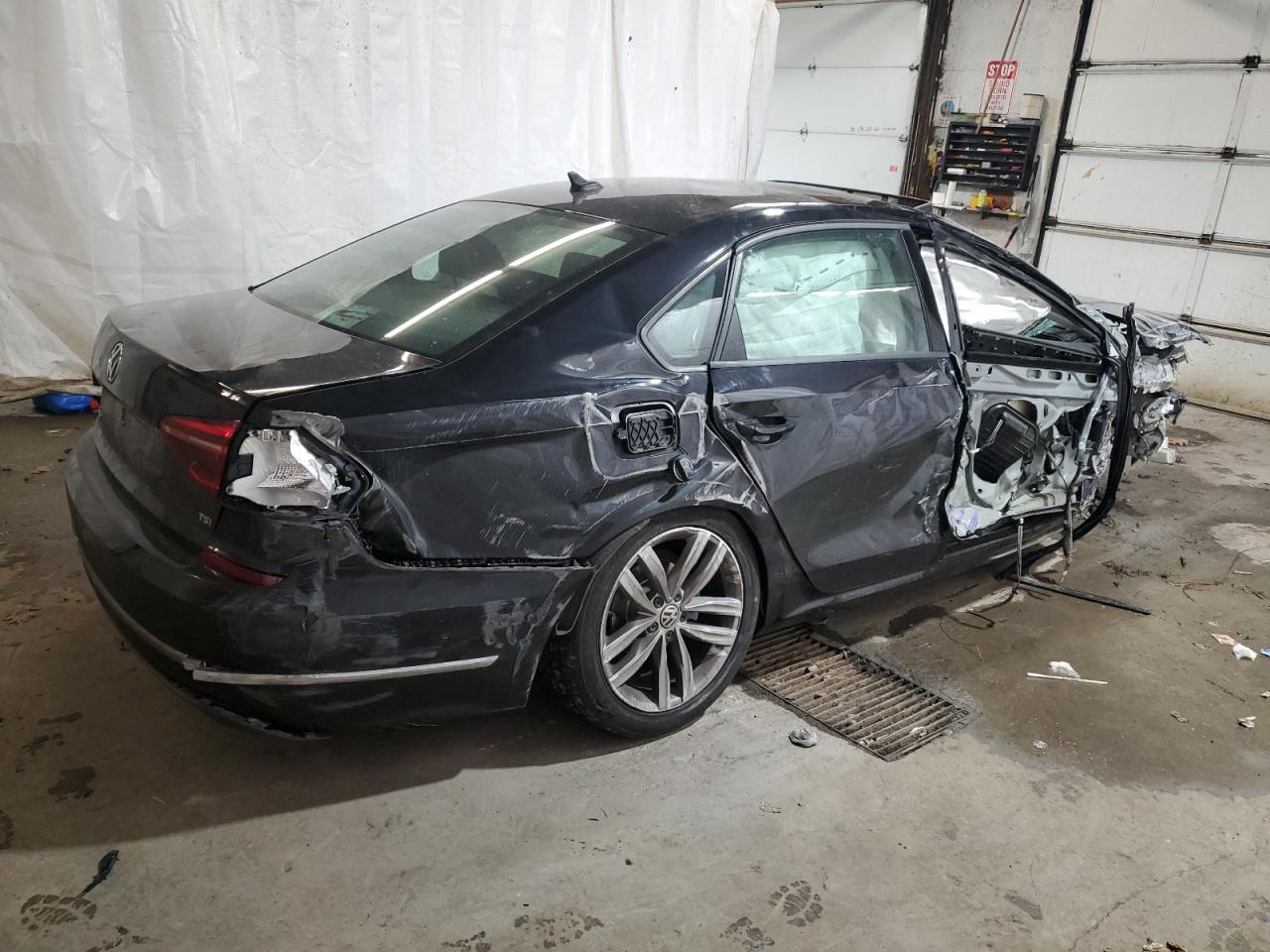 2019 Volkswagen Passat - Image 3