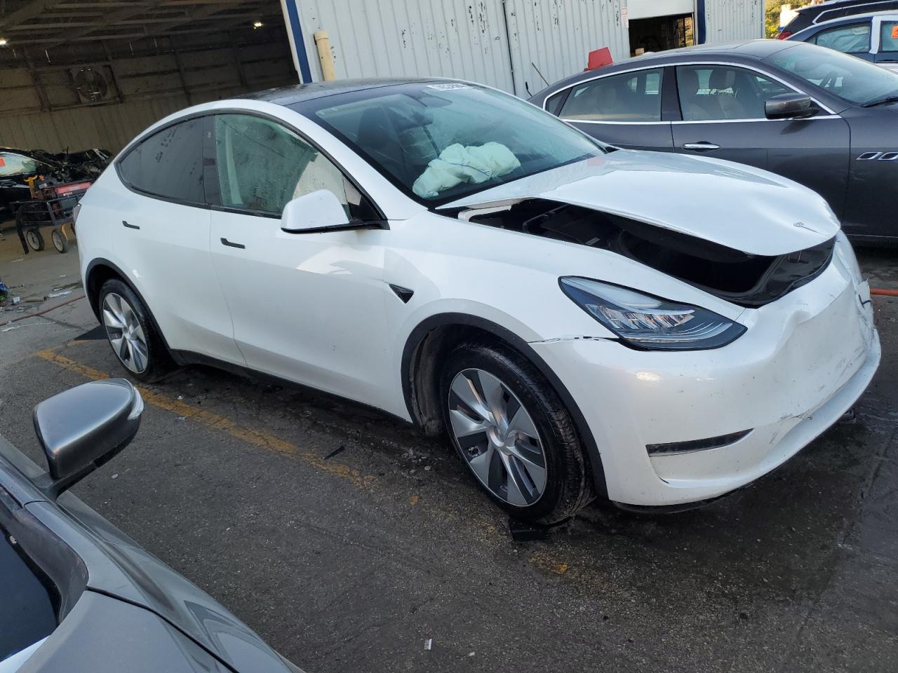 VIN 7SAYGDEE1PA095898 2023 TESLA MODEL Y no.4