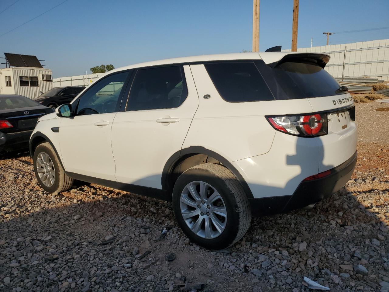 2017 Land Rover Discovery - Image 2