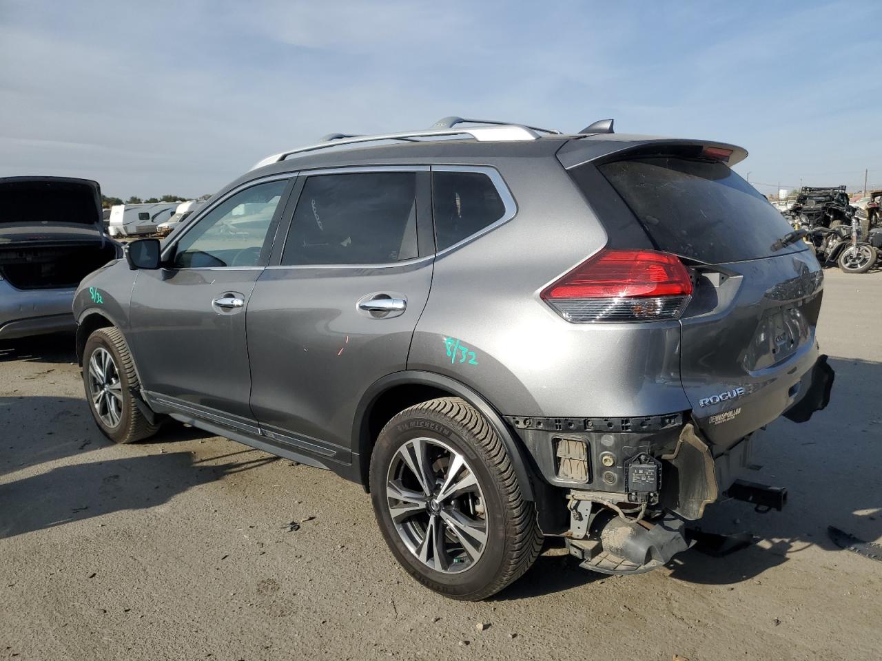 JN8AT2MV1HW271868 2017 NISSAN ROGUE - Image 2