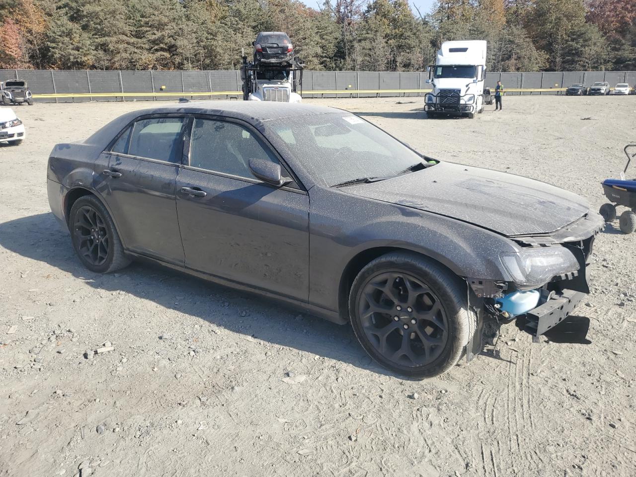 VIN 2C3CCABG9KH660710 2019 CHRYSLER 300 no.4