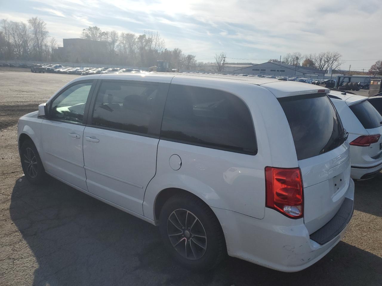2017 Dodge Caravan - Image 2