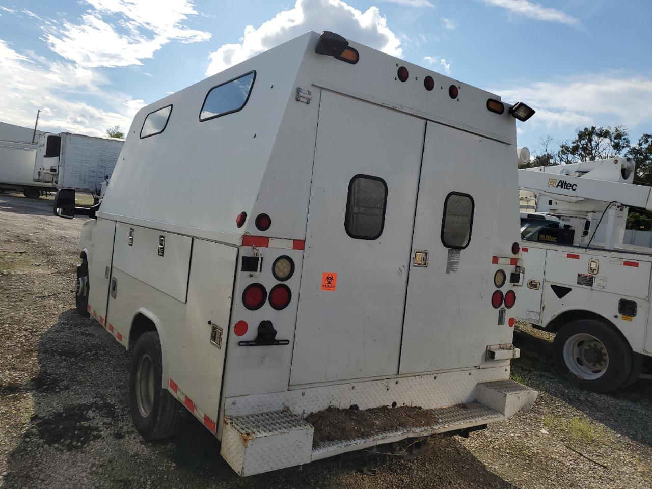 2010 Chevrolet Express - Image 2