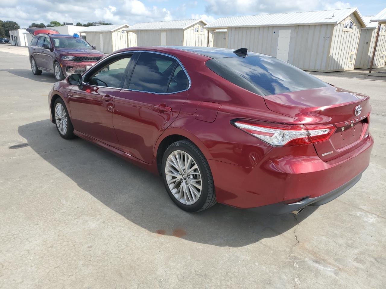 4T1BZ1HK9JU502117 2018 TOYOTA CAMRY - Image 2