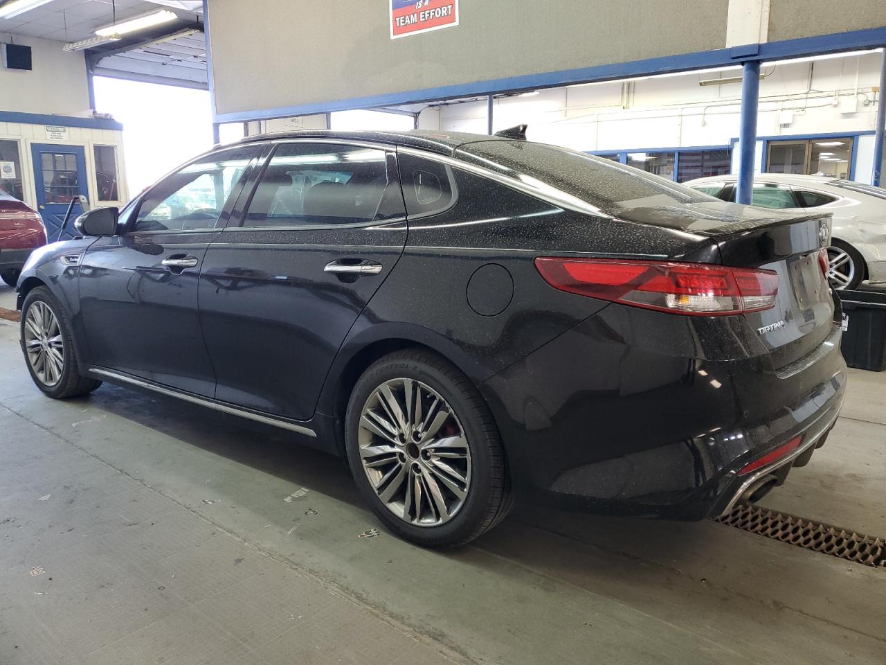 VIN 5XXGV4L22HG129811 2017 KIA OPTIMA no.2