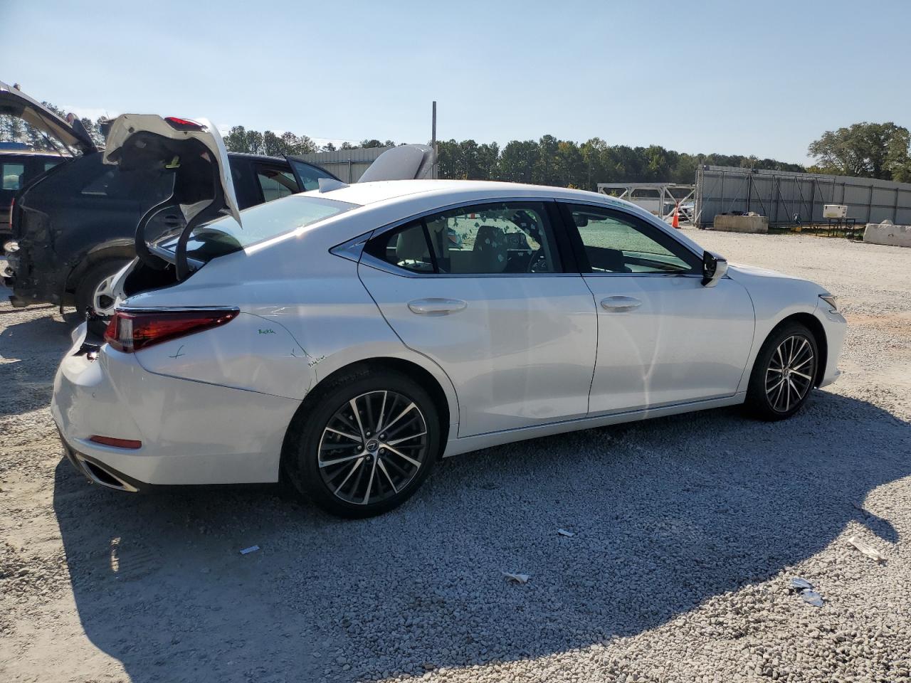 2024 Lexus ES - Image 3