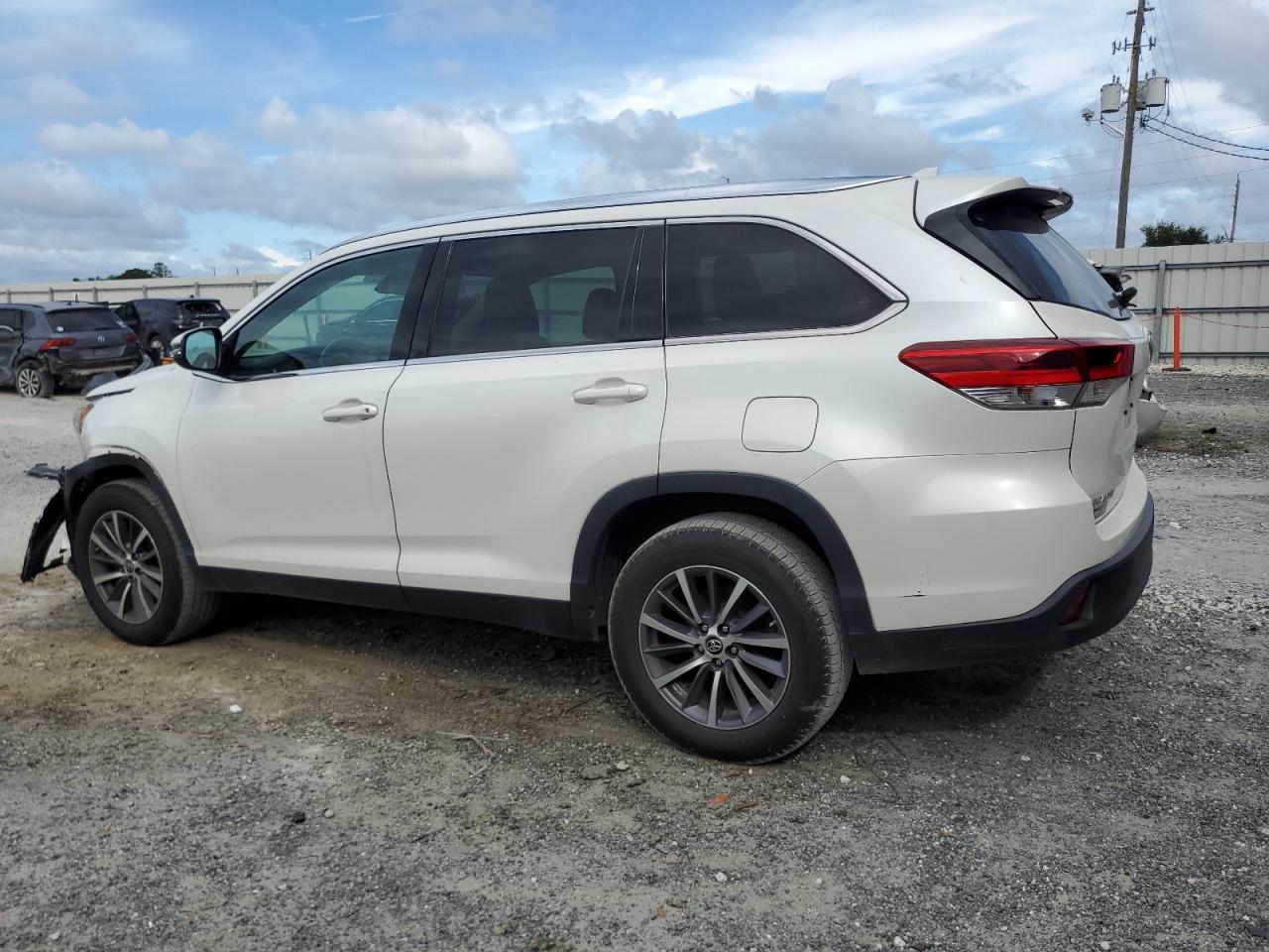 5TDKZRFH7KS342206 2019 TOYOTA HIGHLANDER - Image 2