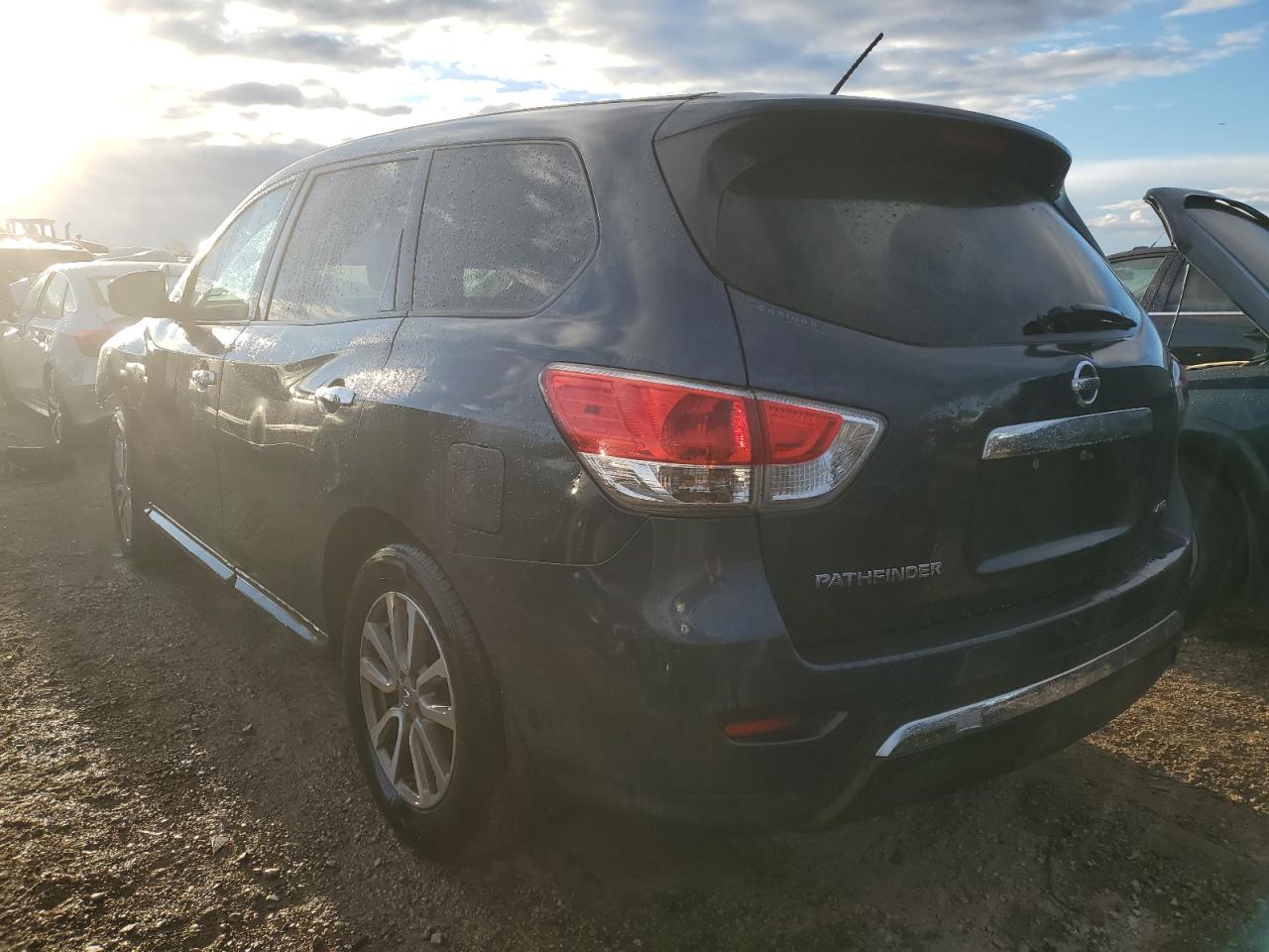 2015 Nissan Pathfinder - Image 2