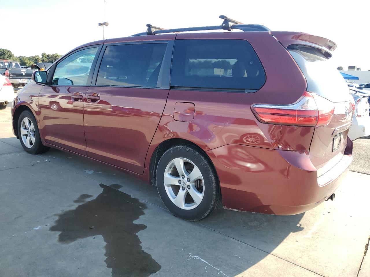 5TDKZ3DC6HS801187 2017 TOYOTA SIENNA - Image 2