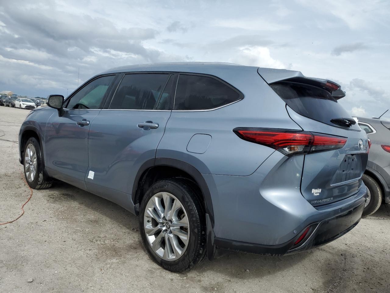 2022 Toyota Highlander - Image 2