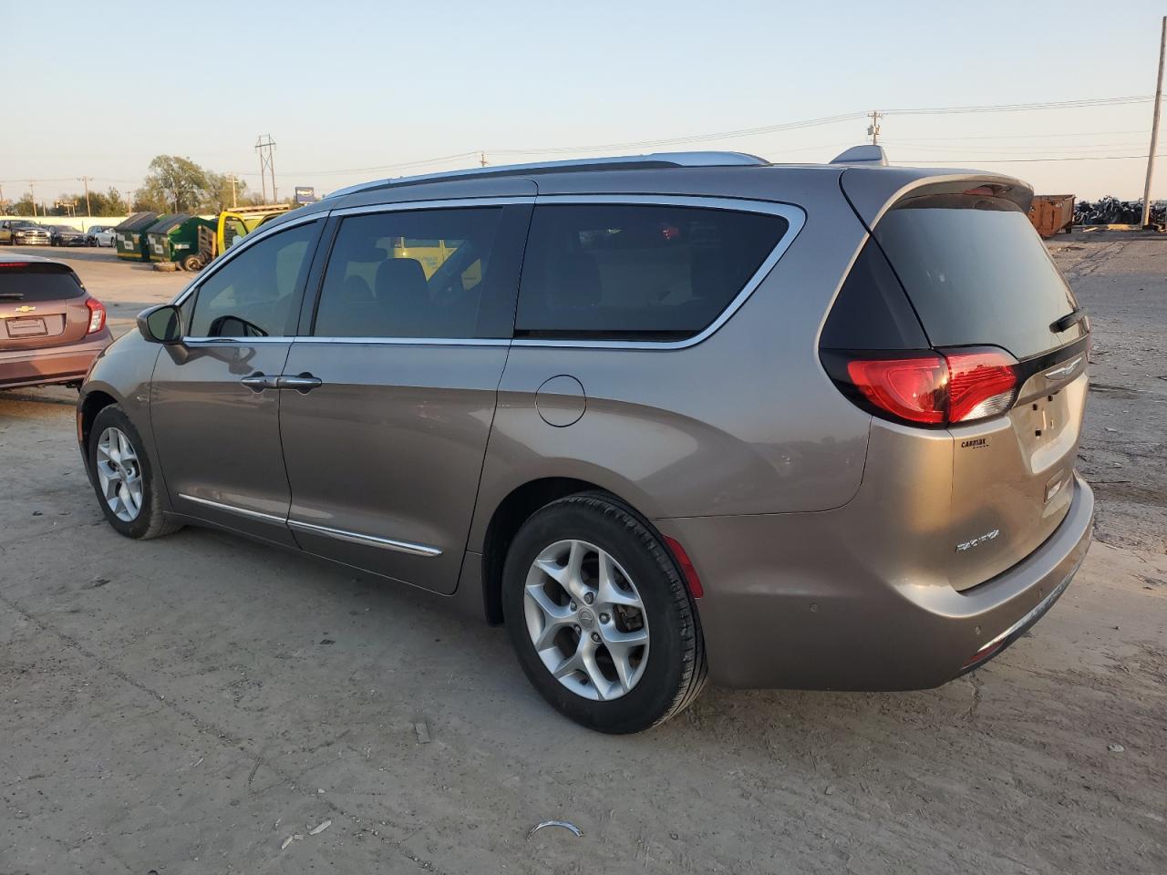 2017 Chrysler Pacifica - Image 2