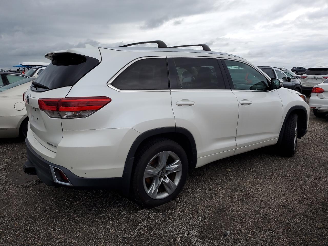 2017 Toyota Highlander - Image 3