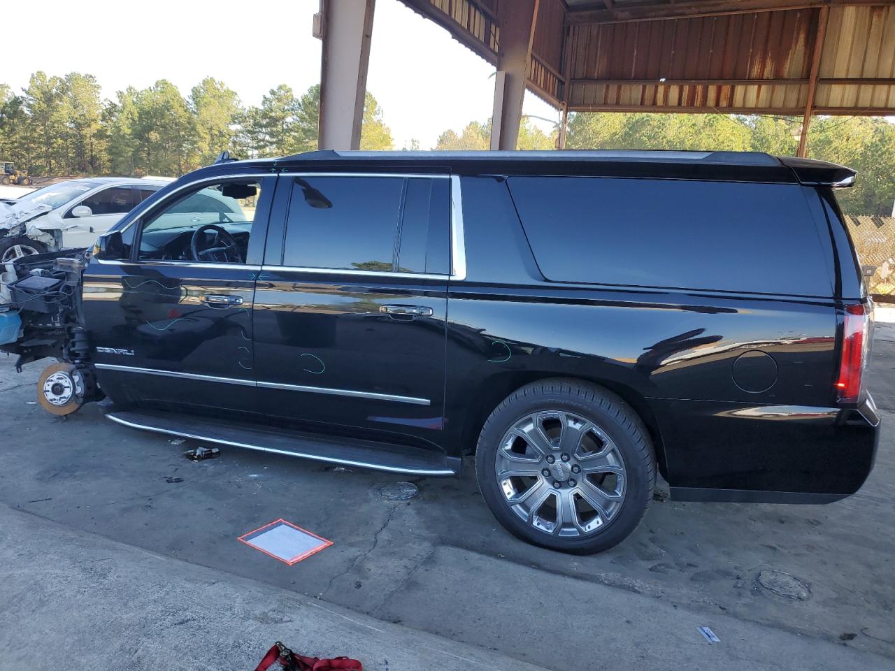 2017 GMC Yukon - Image 2