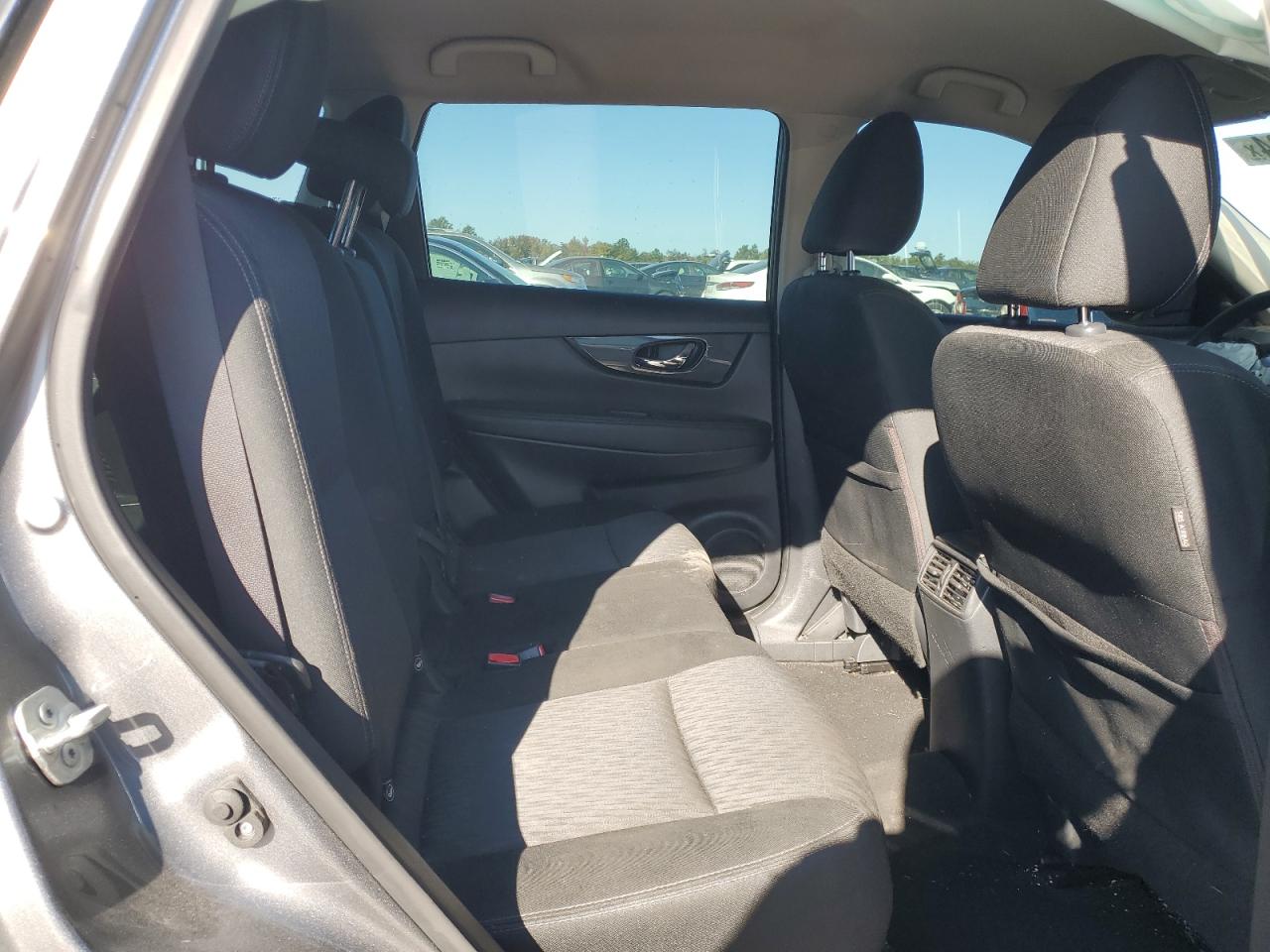 2018 Nissan Rogue - Image 11