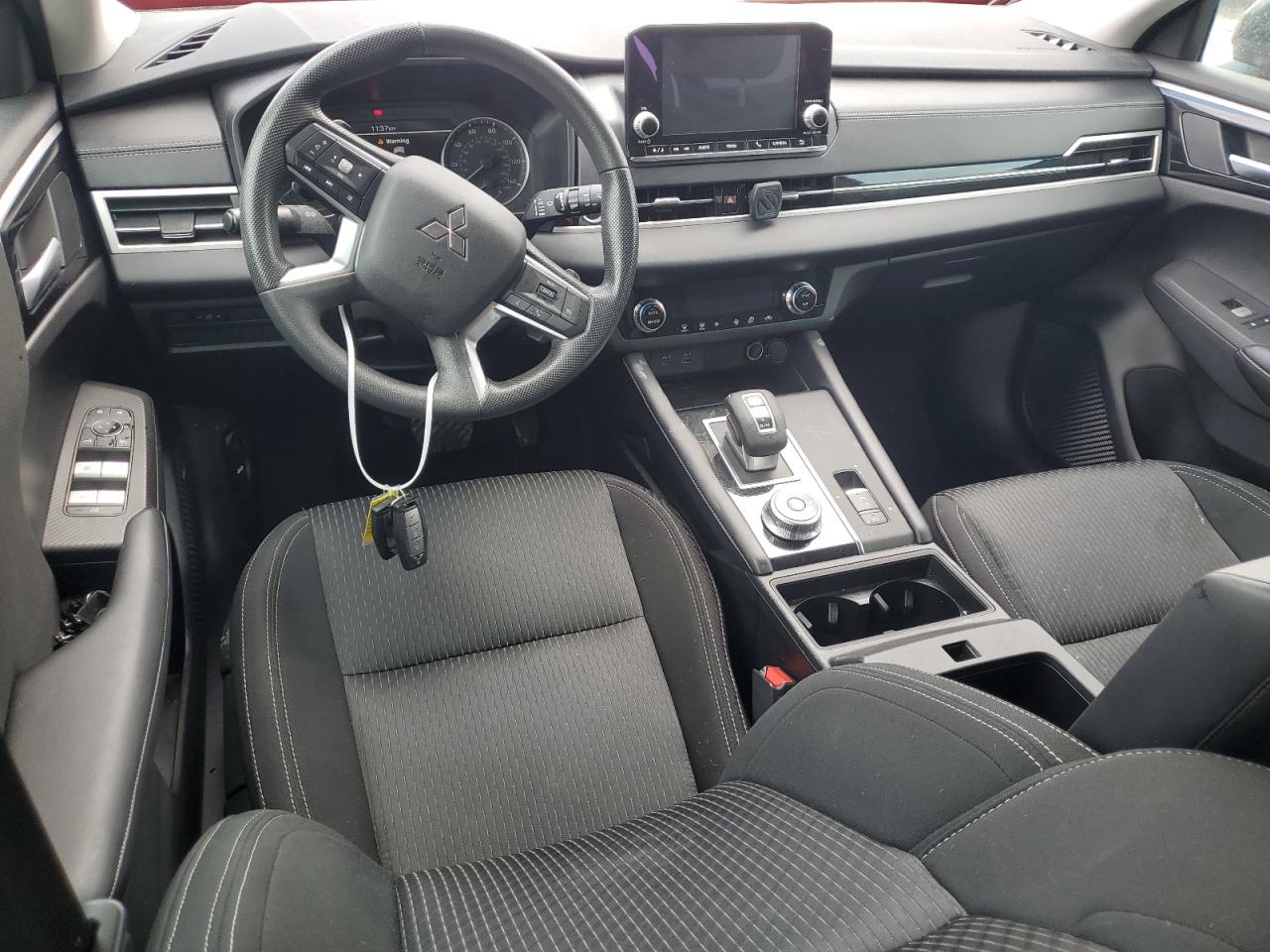 2024 Mitsubishi Outlander - Image 8
