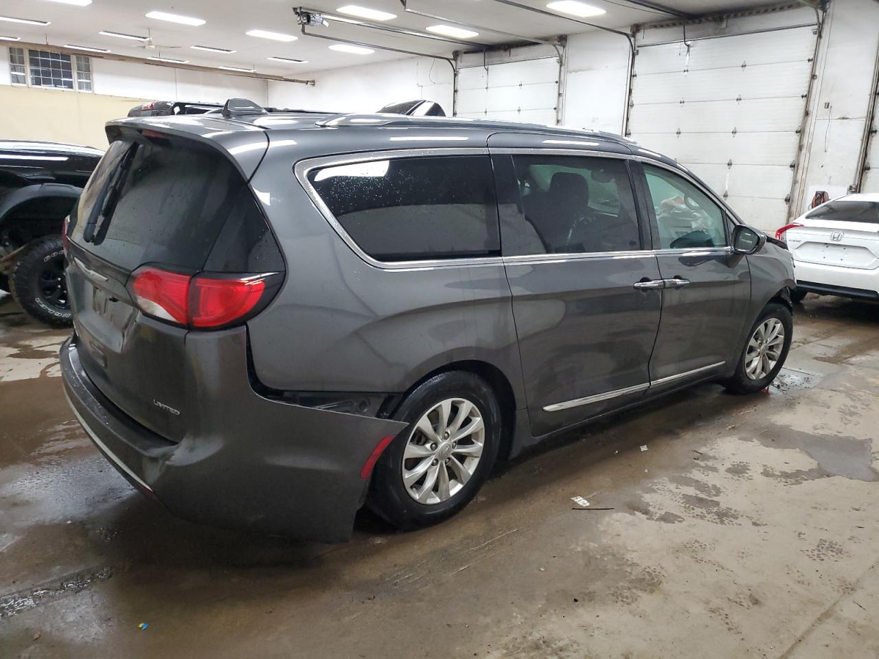 2018 Chrysler Pacifica - Image 3