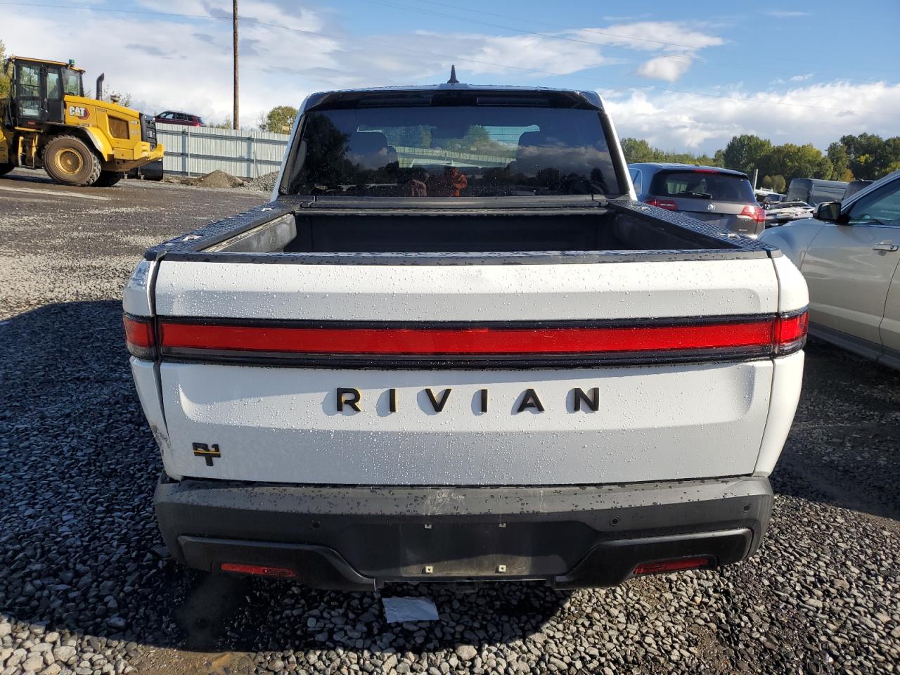 7FCTGAAA6NN013393 2022 Rivian R1T Adventure